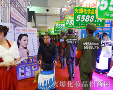 火爆隊伍行走在22屆鄭州美業博覽會展館內