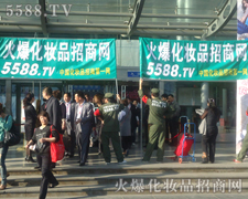 火爆大旗歡送參展商退場(chǎng)