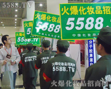 "綠軍衣、紅袖章"火爆的隊伍像革命