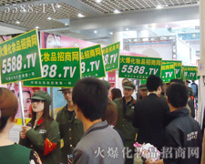 擁擠的人群中火爆一路穿行