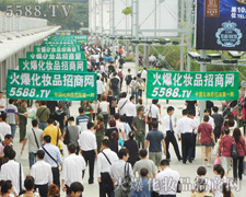 火爆團隊氣貫長虹的龐大氣勢感染每個參展人員