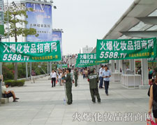 火爆宣傳隊伍為大家撐起一條路