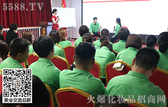 在老師的指導下進行溝通交流